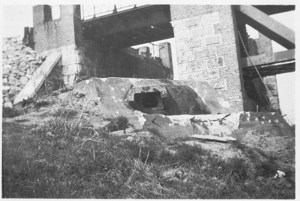 Gietstalen koepelkazemat 116 bij het Katwijkse landhoofd in mei 1940.
