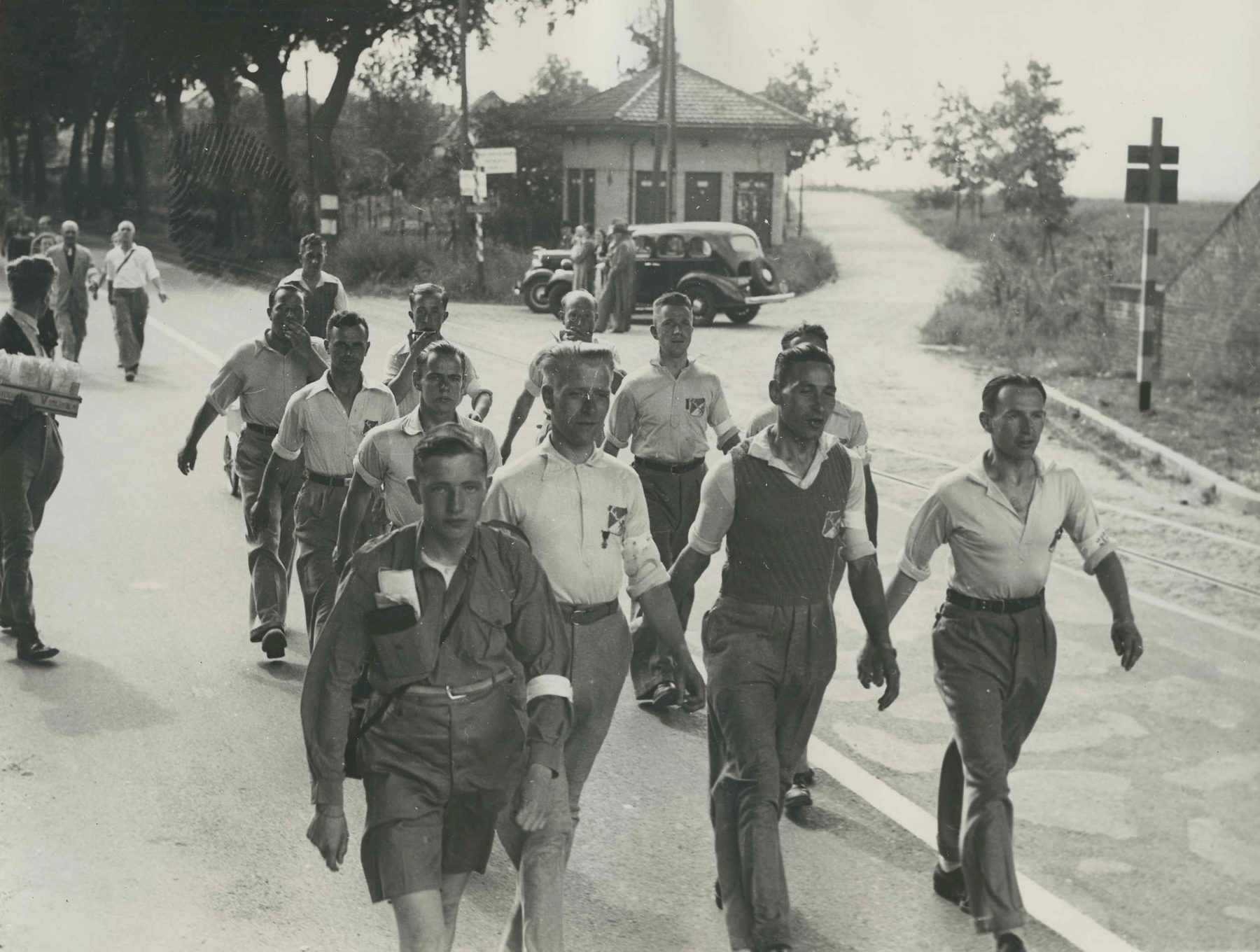 Vierdaagsedeelnemers bij spoorviaduct en pontoprit in Katwijk, 1936.