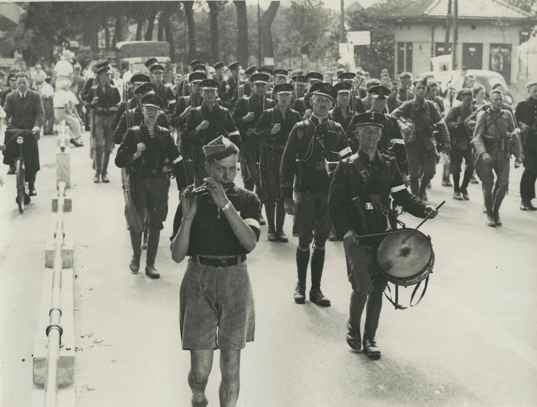 Koninklijke Marine en veldleger bij de Katwijkse pontoprit, 1936.