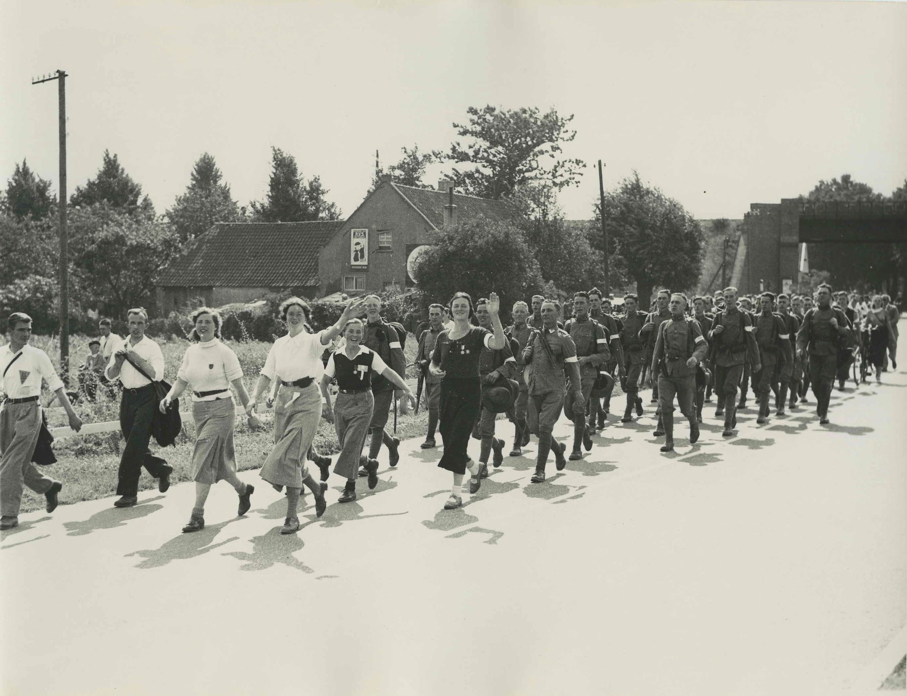 Nederlandse militairen en burgers bij de Katwijkse pontoprit, 1936.