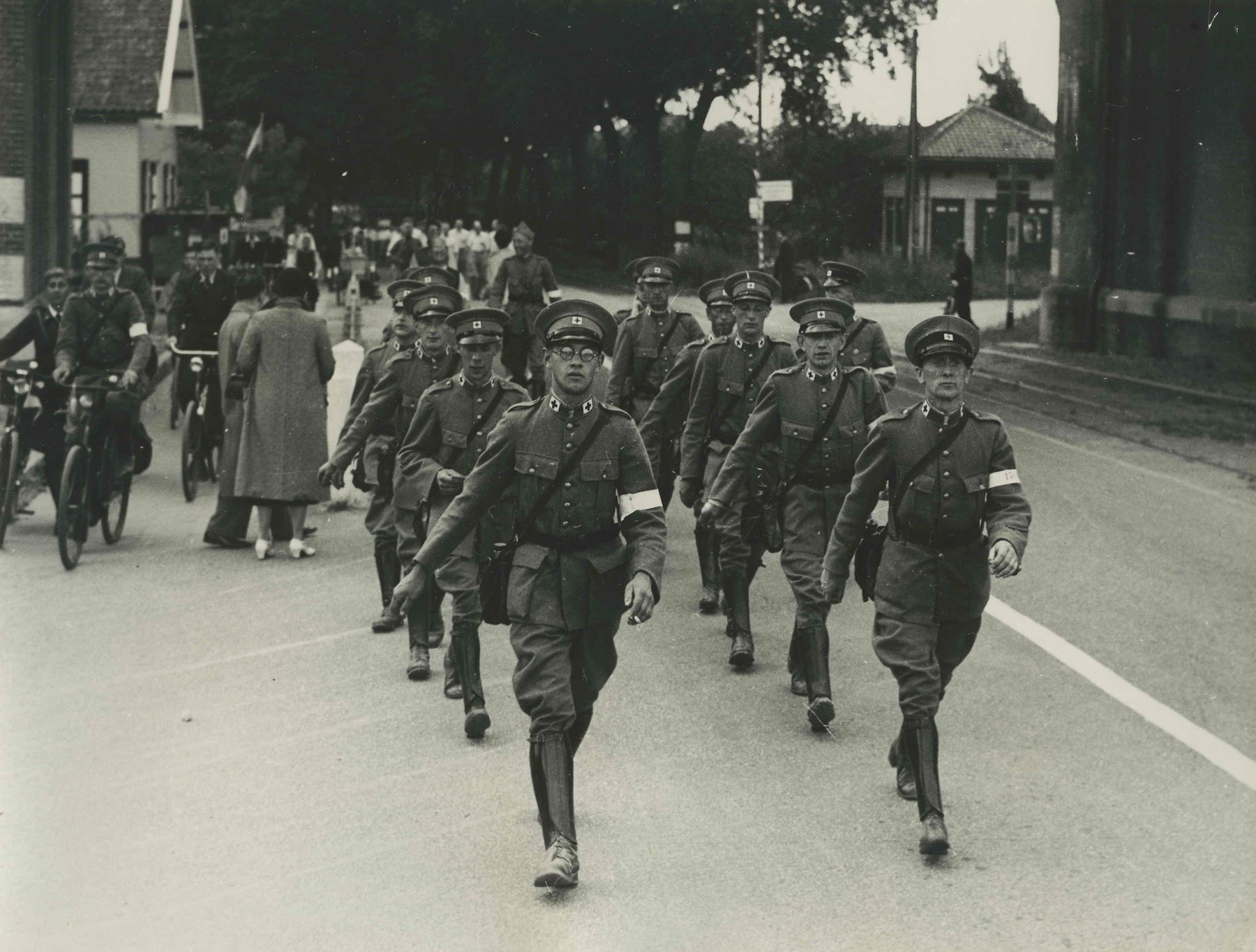 Rode Kruis-transportcolonne bij de Katwijkse pont, 1936.