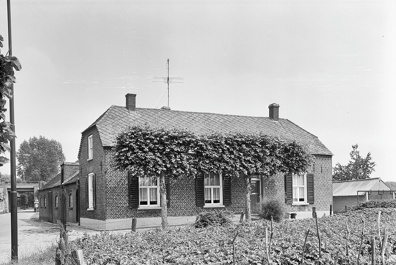 Historische zwart-witfoto van een bakstenen boerderij in Katwijk