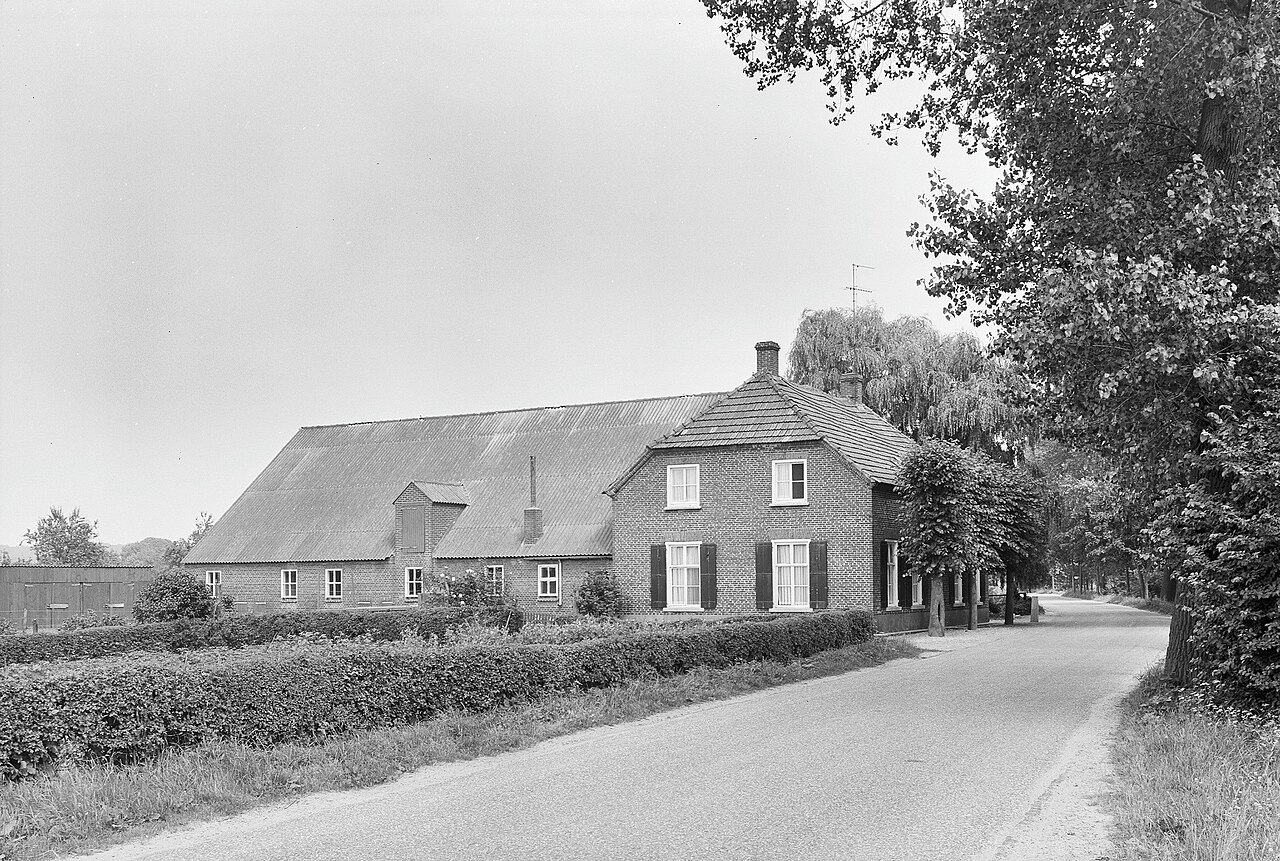 Historische zwart-witfoto van een lange boerderij in Katwijk
