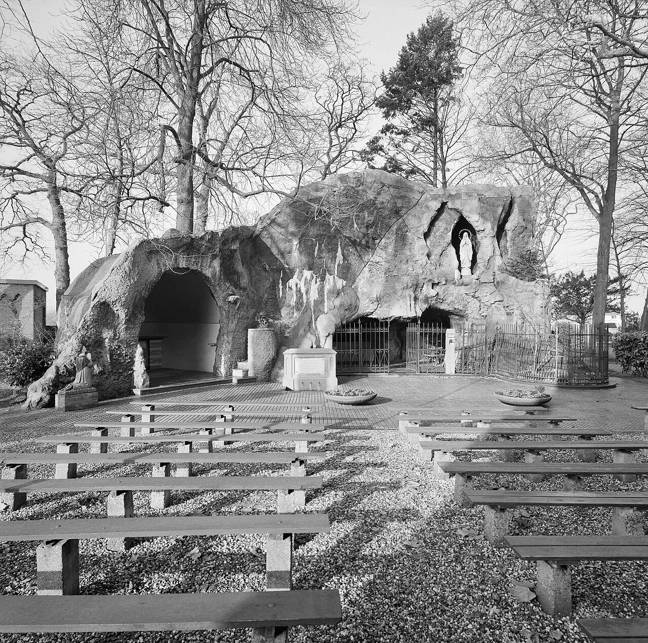 Historische zwart-witfoto van de Lourdesgrot in Katwijk