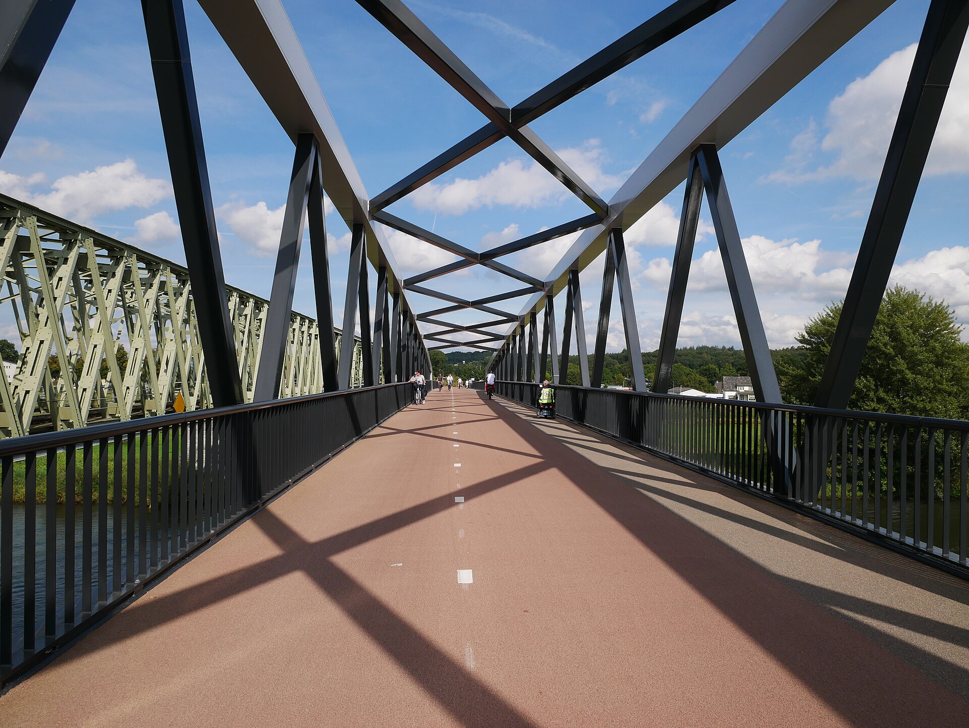 Fietsbrug Maasover en spoorbrug bij Katwijk aan de Maas