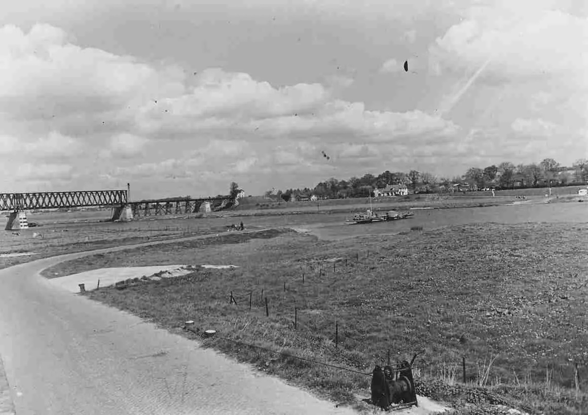 Historisch zicht op de Maas, het veer en de spoorbrug bij Katwijk in 1945