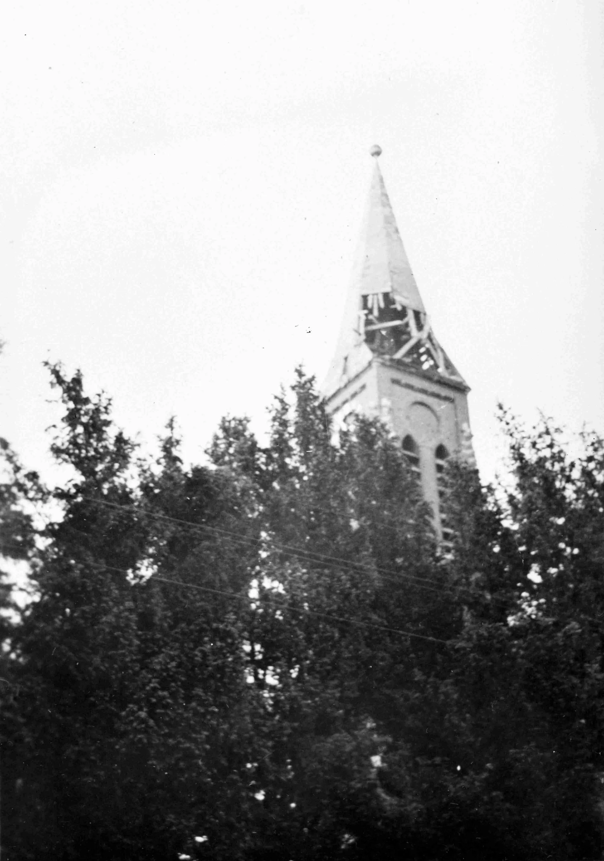 Beschadigde Sint-Martinuskerk in Katwijk op 18 mei 1940
