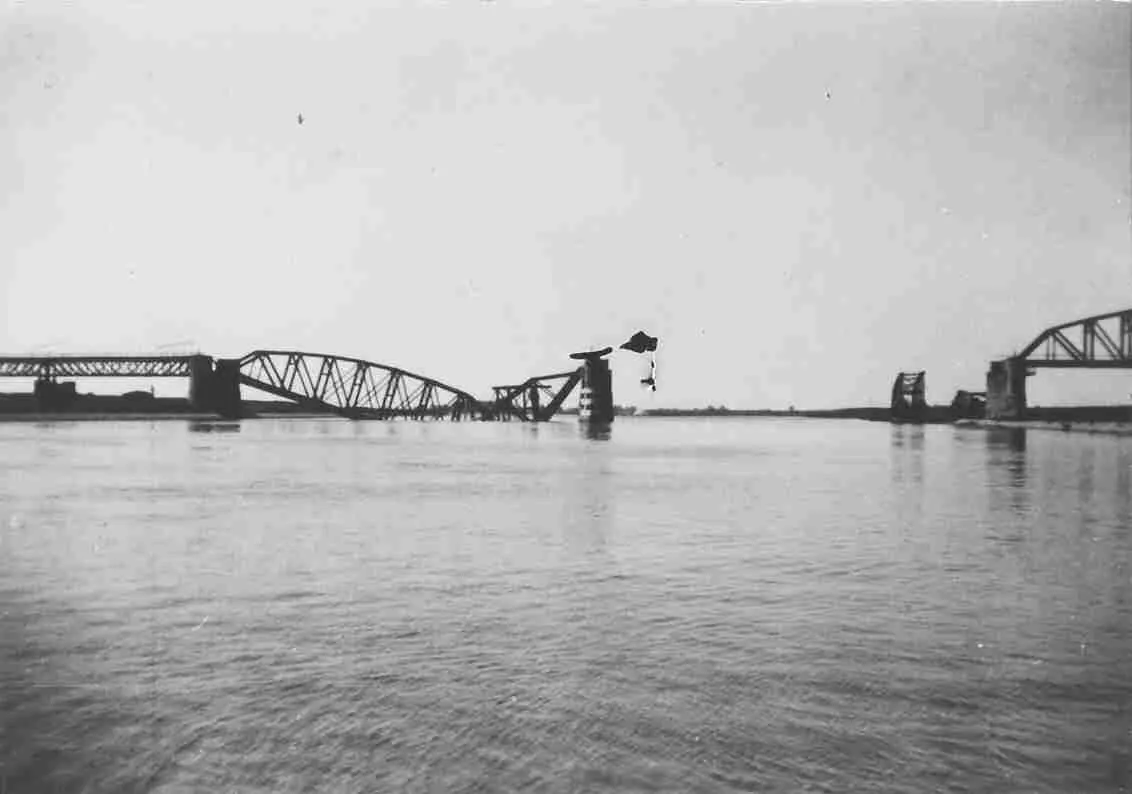 Ingestort deel van de spoorbrug tussen Katwijk en Mook in 1940