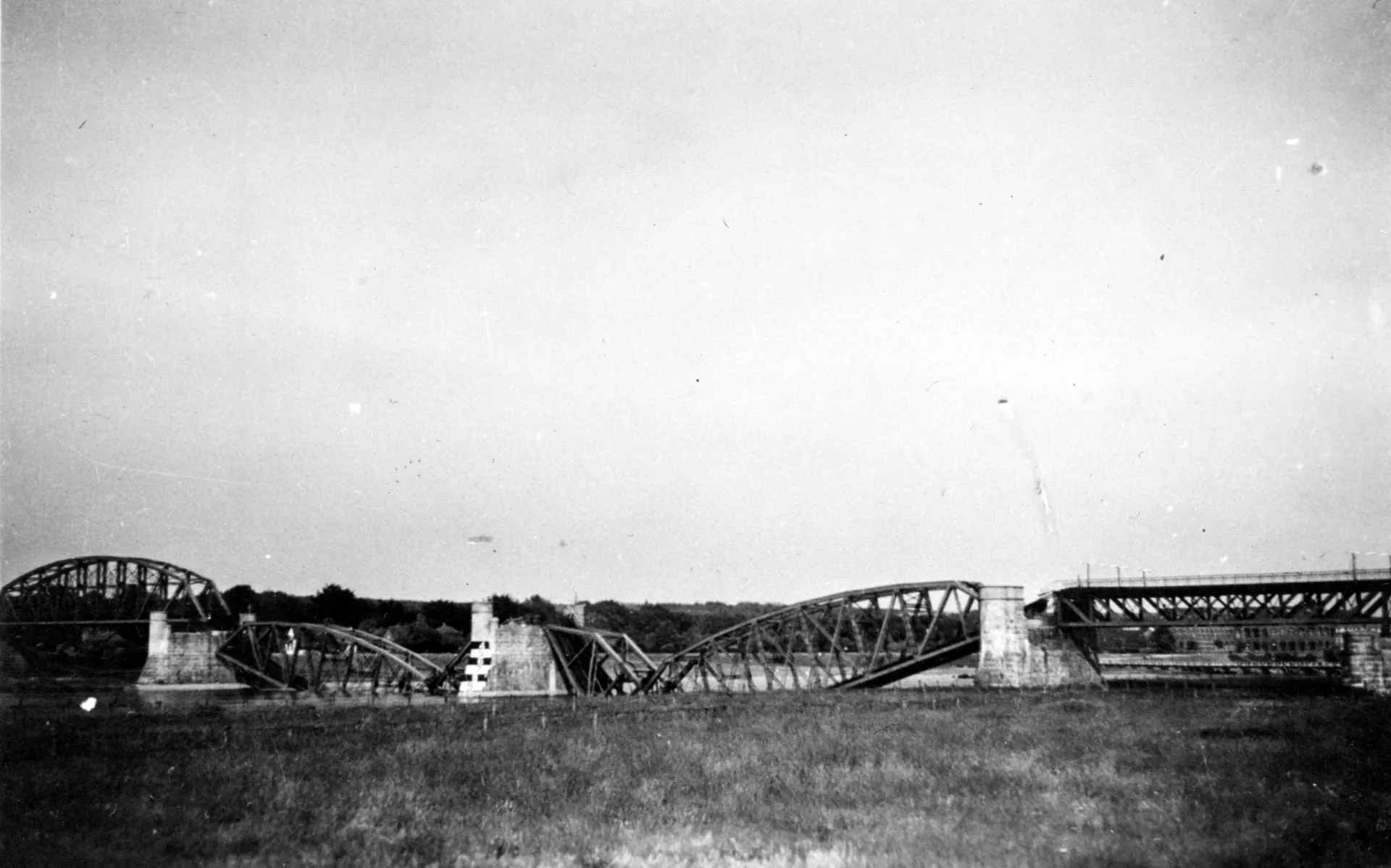Opgeblazen spoorbrug tussen Katwijk en Mook in mei 1940