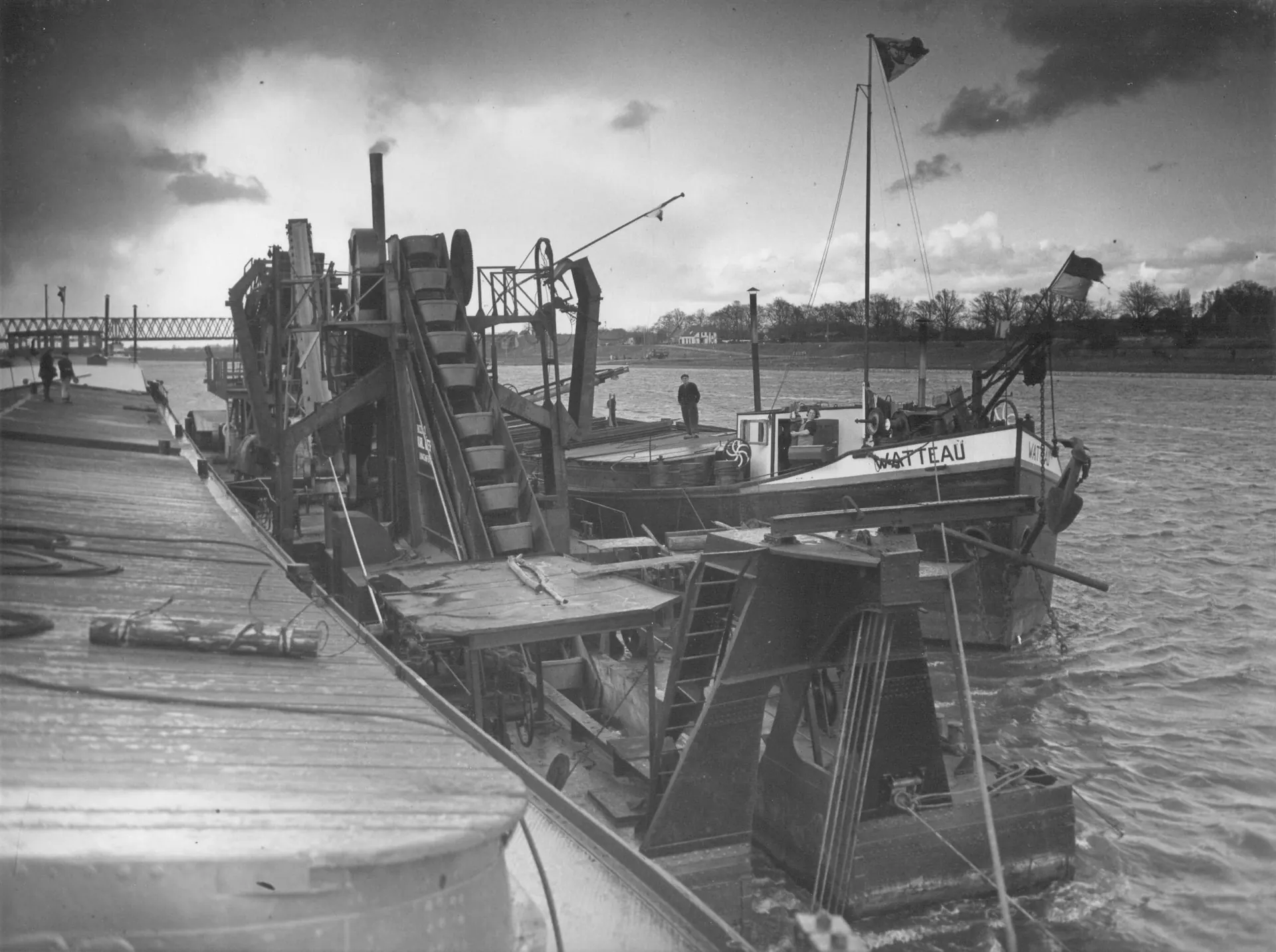 Zandschip op de Maas bij de spoorbrug van Katwijk rond 1960