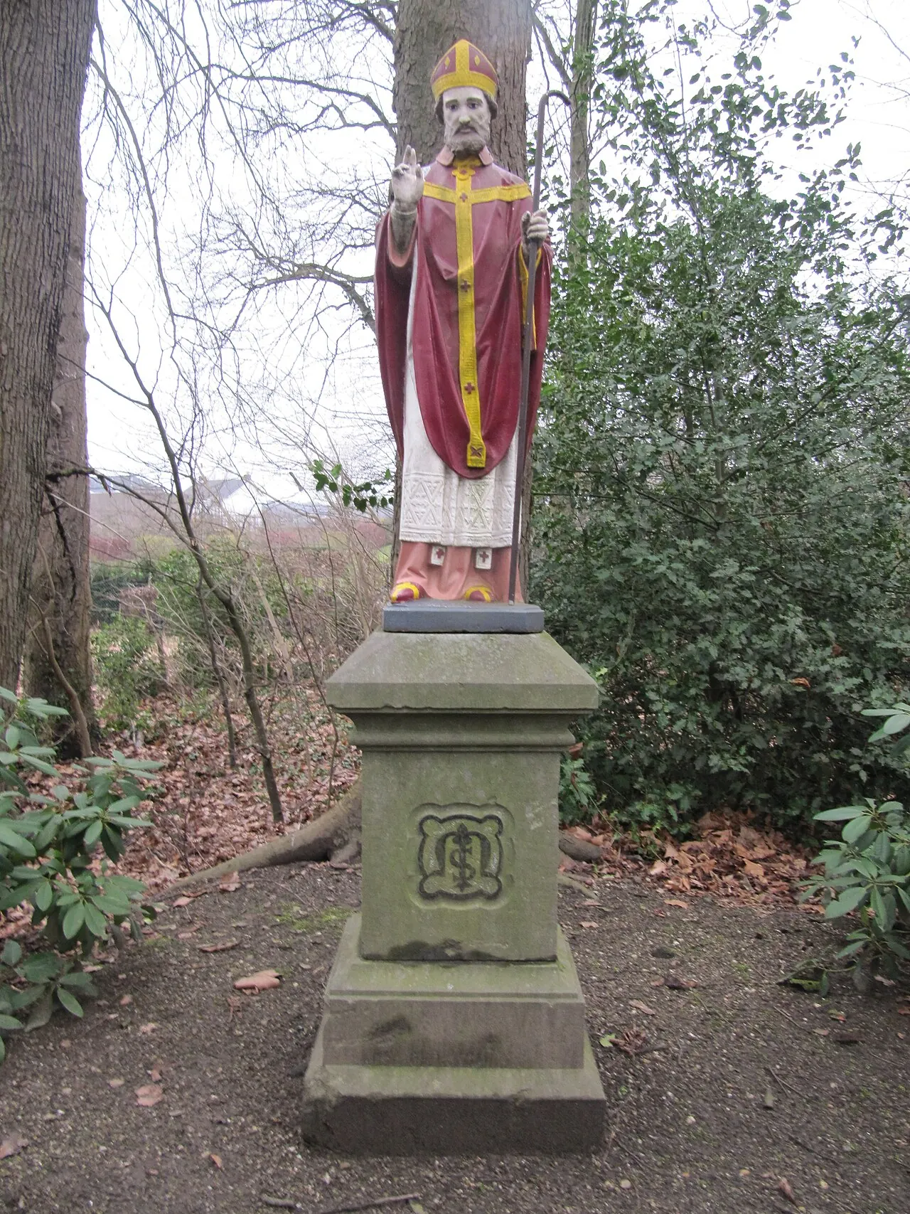 Beeld van Sint-Martinus achter de kerk in Katwijk NB
