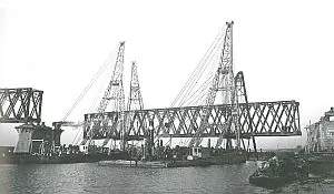 Invaren van een brugdeel bij Katwijk in 1945.