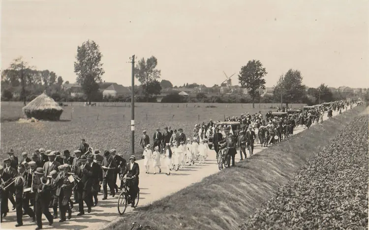 Bedevaartstoet onderweg naar Katwijk.