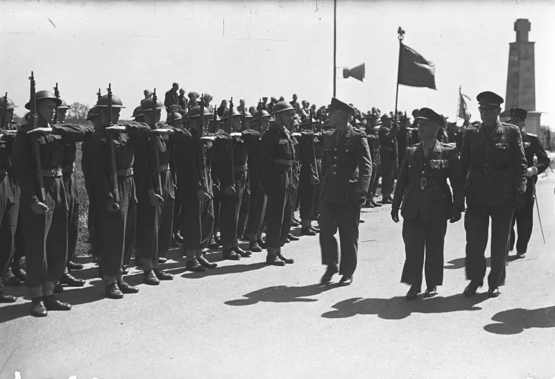 Militaire inspectie bij een herdenking in Katwijk.