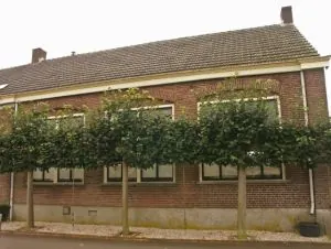 Historisch schoolgebouw in de omgeving Linden-Katwijk.