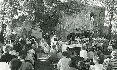 Openluchtmis bij de Lourdesgrot in Katwijk in 1985.