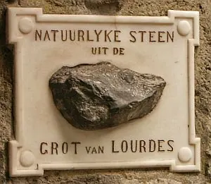 Relieksteen uit Lourdes in de Katwijkse grot in 2008.