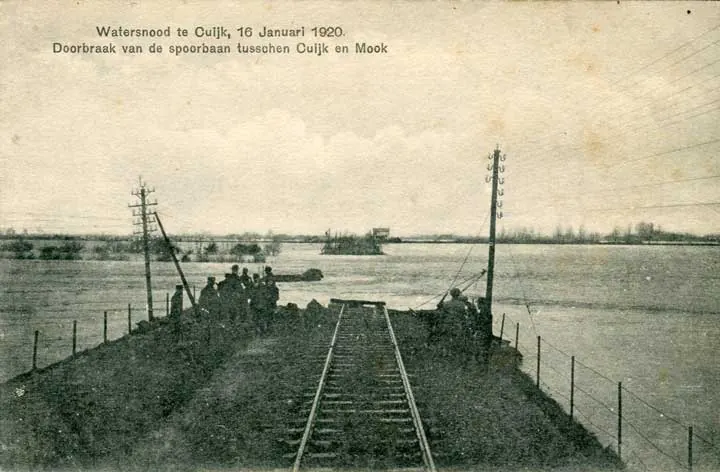 Doorbraak van de spoordijk bij Katwijk in 1920.