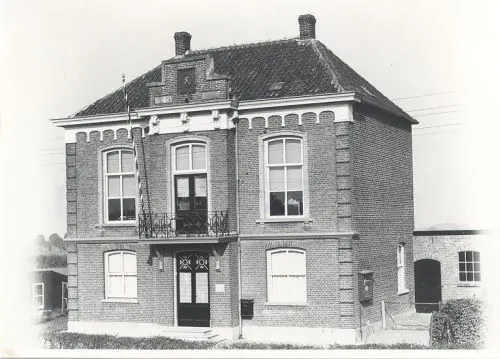 Historische opname van het raadhuis in Klein Linden.