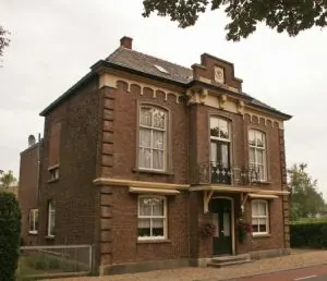 Oude foto van het raadhuis in Klein Linden.