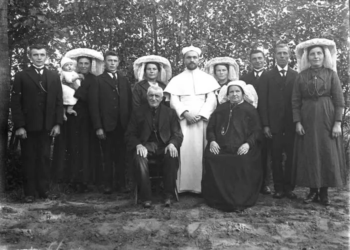 Servatius Heesakkers als novice met familie rond 1921.