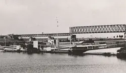 Naoorlogse spoorbrug bij Katwijk met het veer.