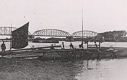 Oude spoorbrug bij Katwijk met het veer op de voorgrond.