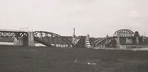 Verwoesting van de spoorbrug bij Katwijk in mei 1940