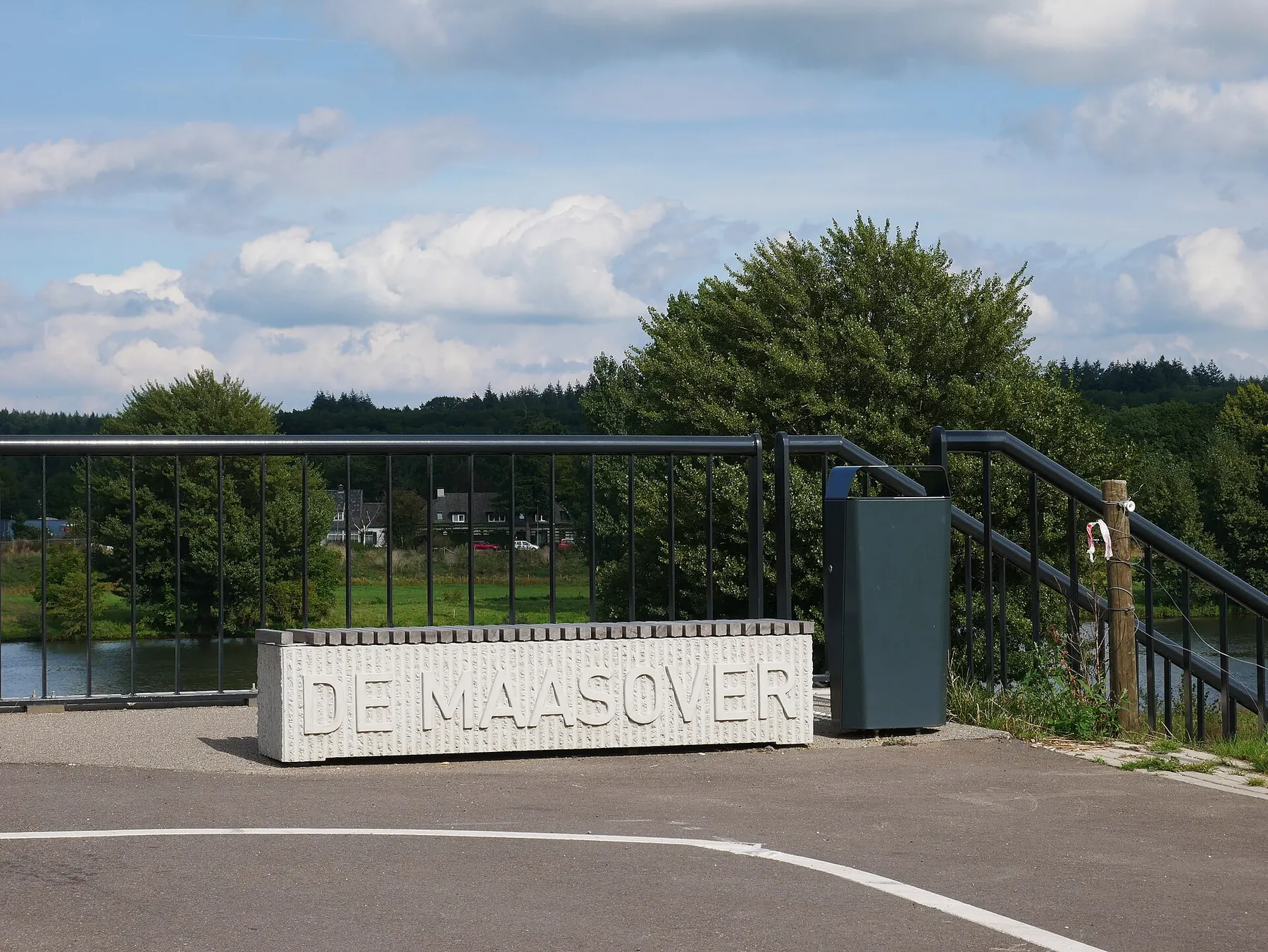 Zitbank bij De Maasover aan het MaasWaalpad.
