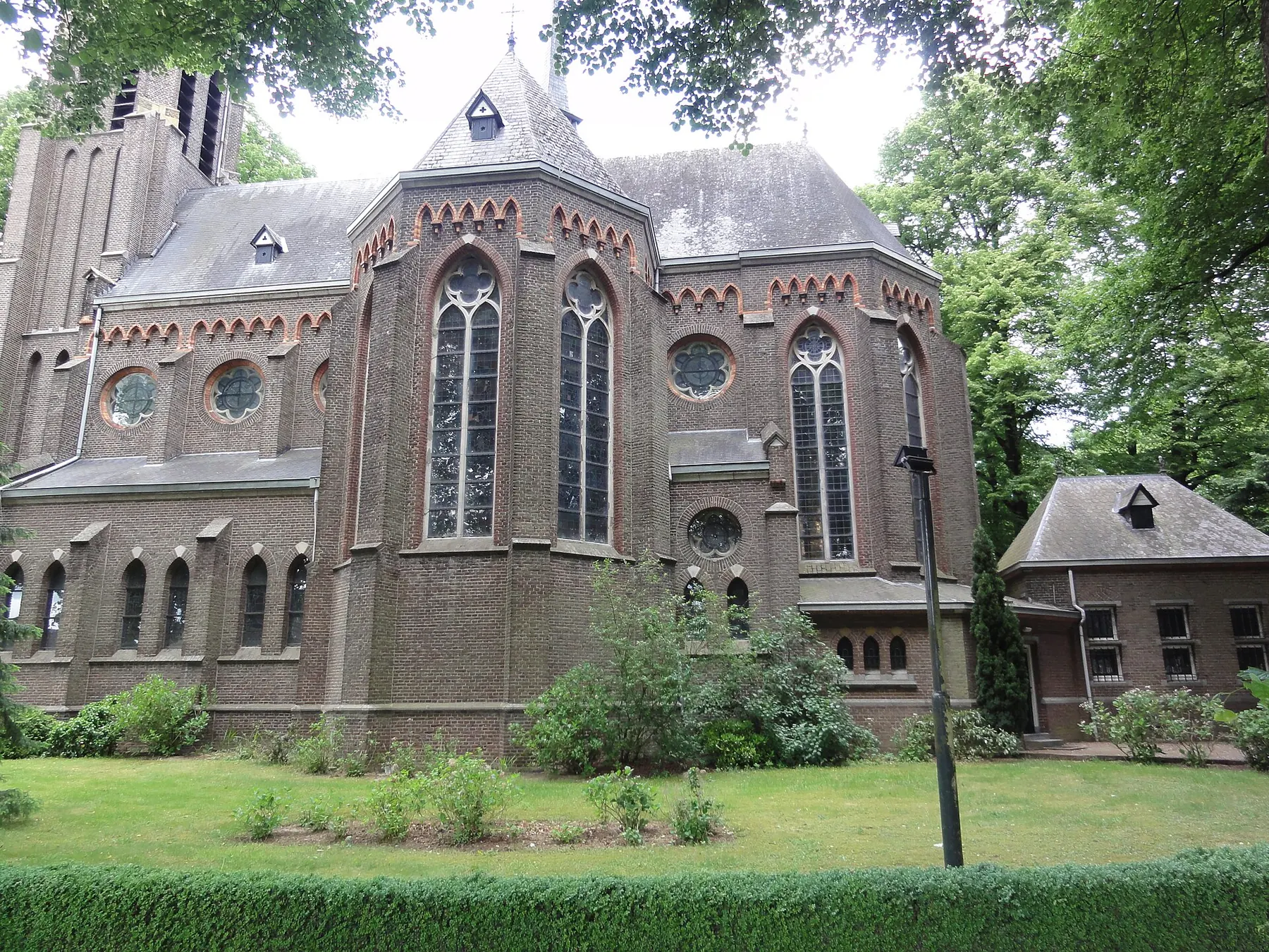 Katwijk (Cuijk) Sint Martinuskerk zuidzijde buiten.