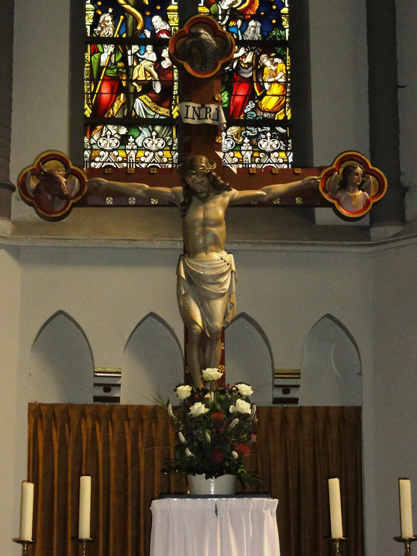 Sint-Martinuskerk in Katwijk: kruisbeeld op het hoofdaltaar.