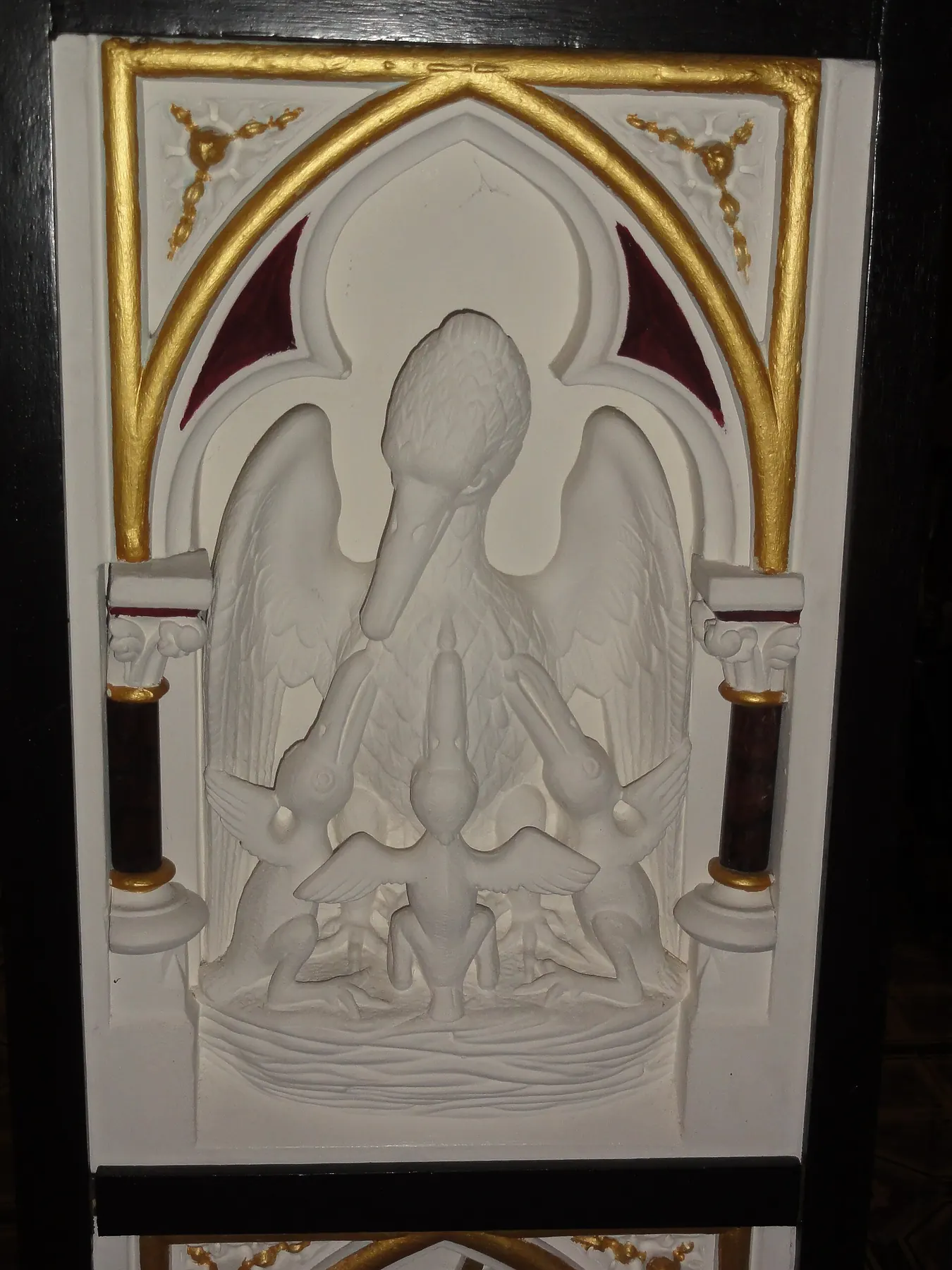 Katwijk (Cuijk) Sint Martinuskerk relief Pelikaan met jongen.