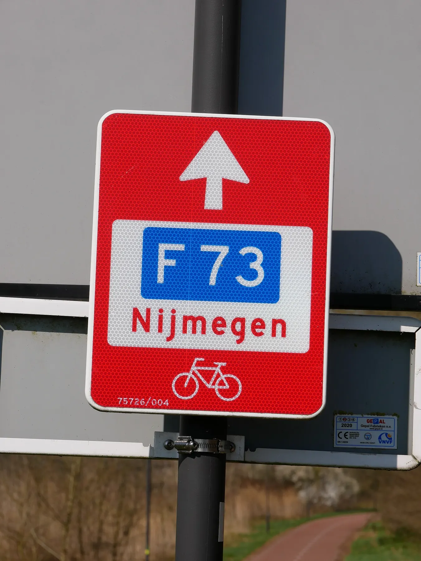 Wegwijzer aan het MaasWaalpad bij Katwijk.