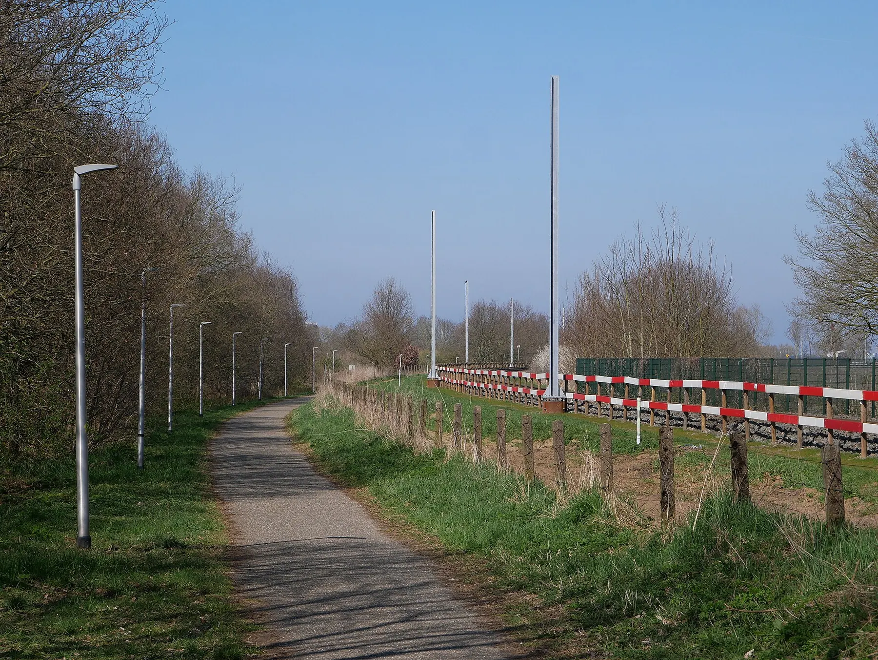 2026 03 21 opwaardering maaslijn bovenleidingspalen bij katwijk 1.