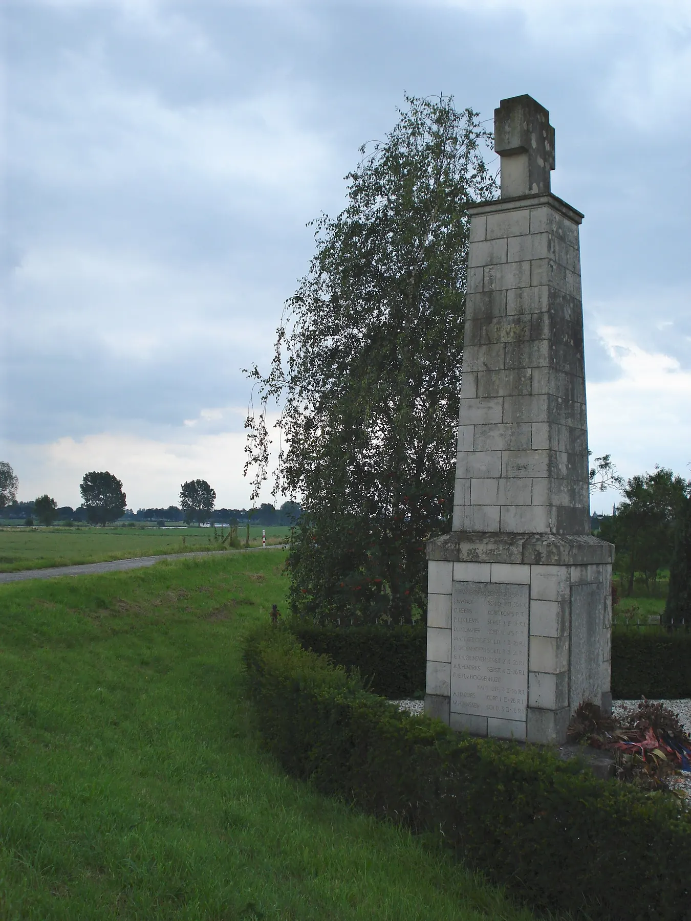 Zandstenen monument met 25 namen uit de herdenking van de Maaslinie in Katwijk.
