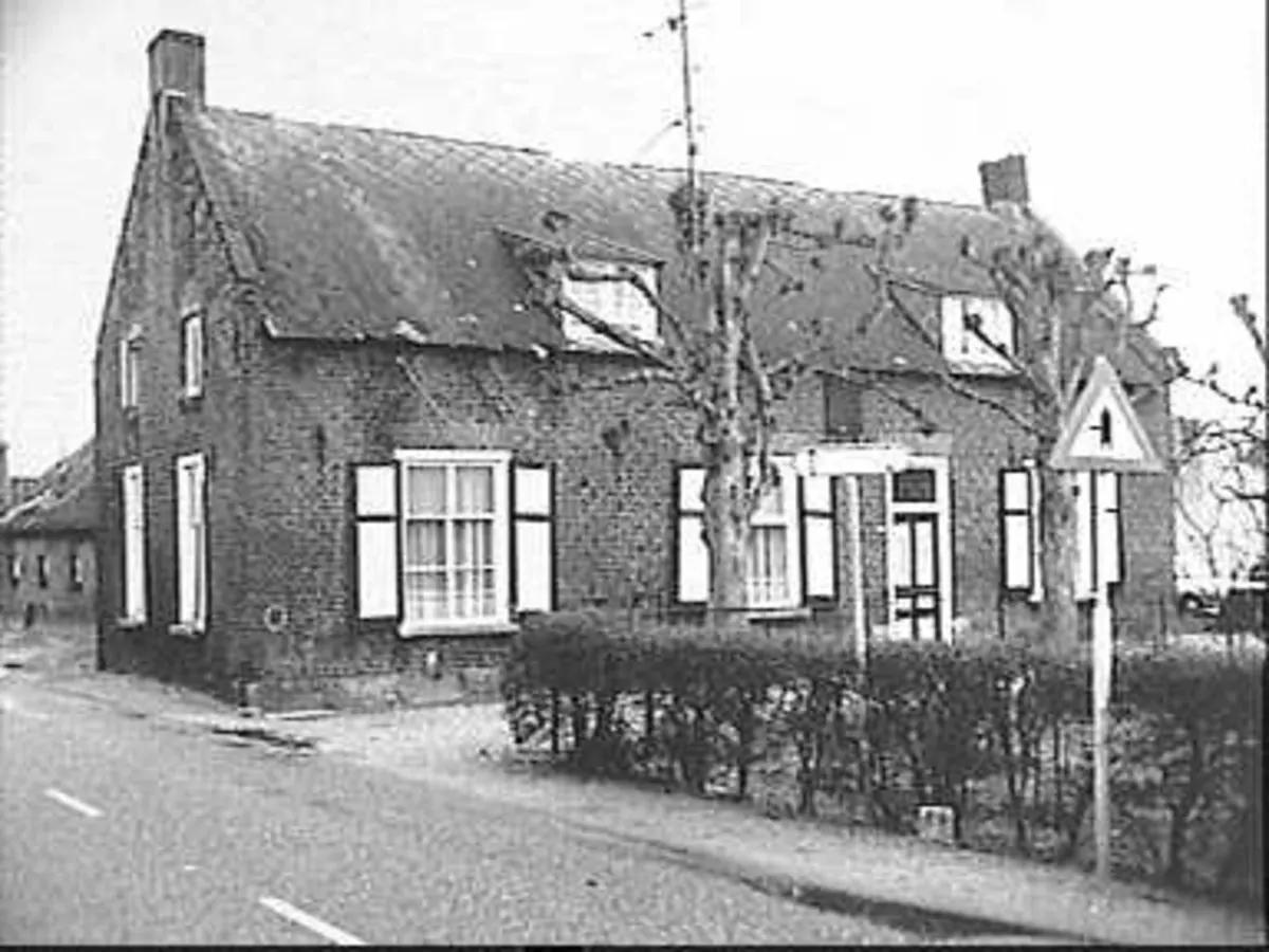 Land van Cuijk/ Boerderijen: zij- en voorgevel (opmerking: Deze afbeelding hebben wij helaas alleen in deze lage resolutie.) in Katwijk aan de Maas (Noord-Brabant).