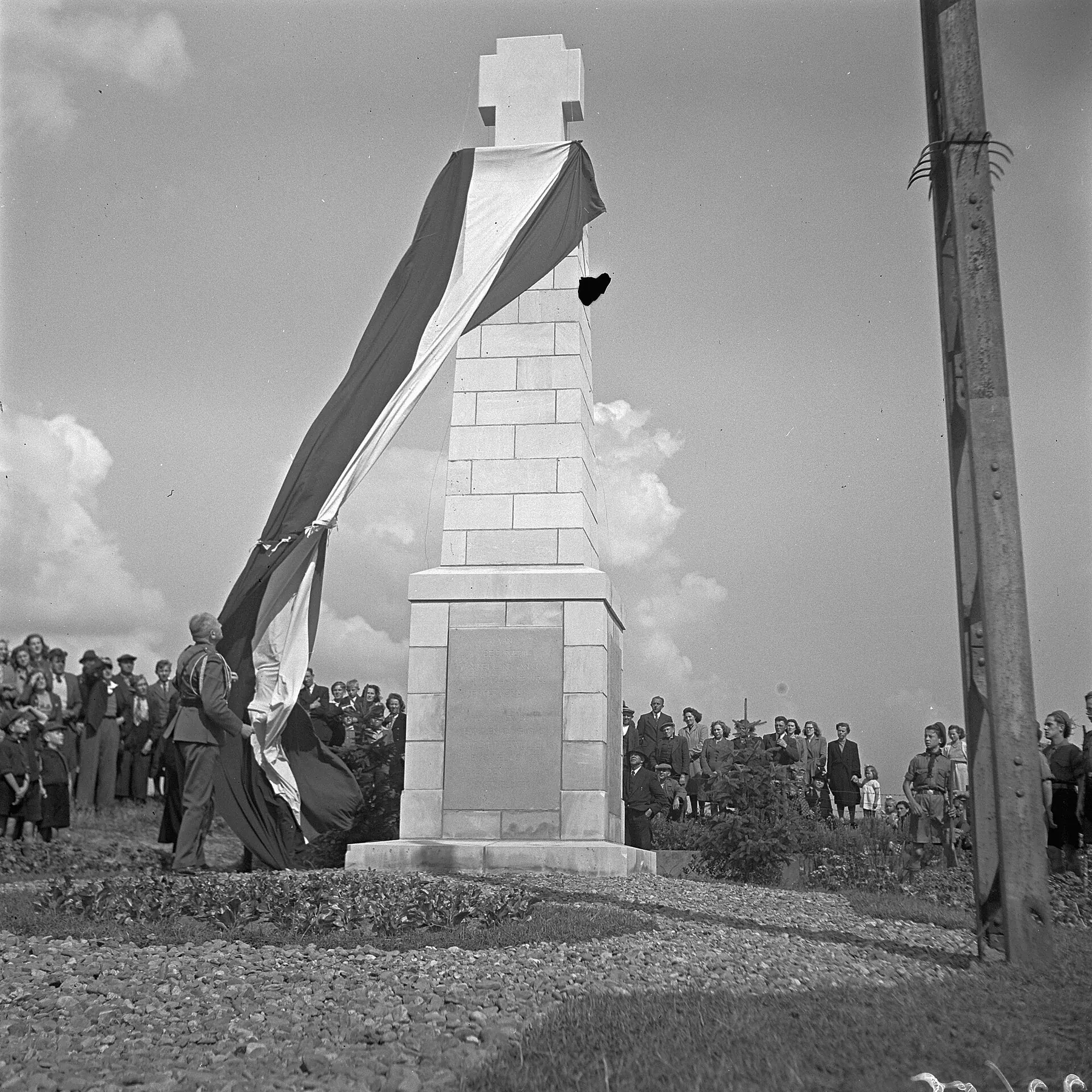 Onthulling van het monument voor Nederlandse militairen in Katwijk in Katwijk aan de Maas (Noord-Brabant).