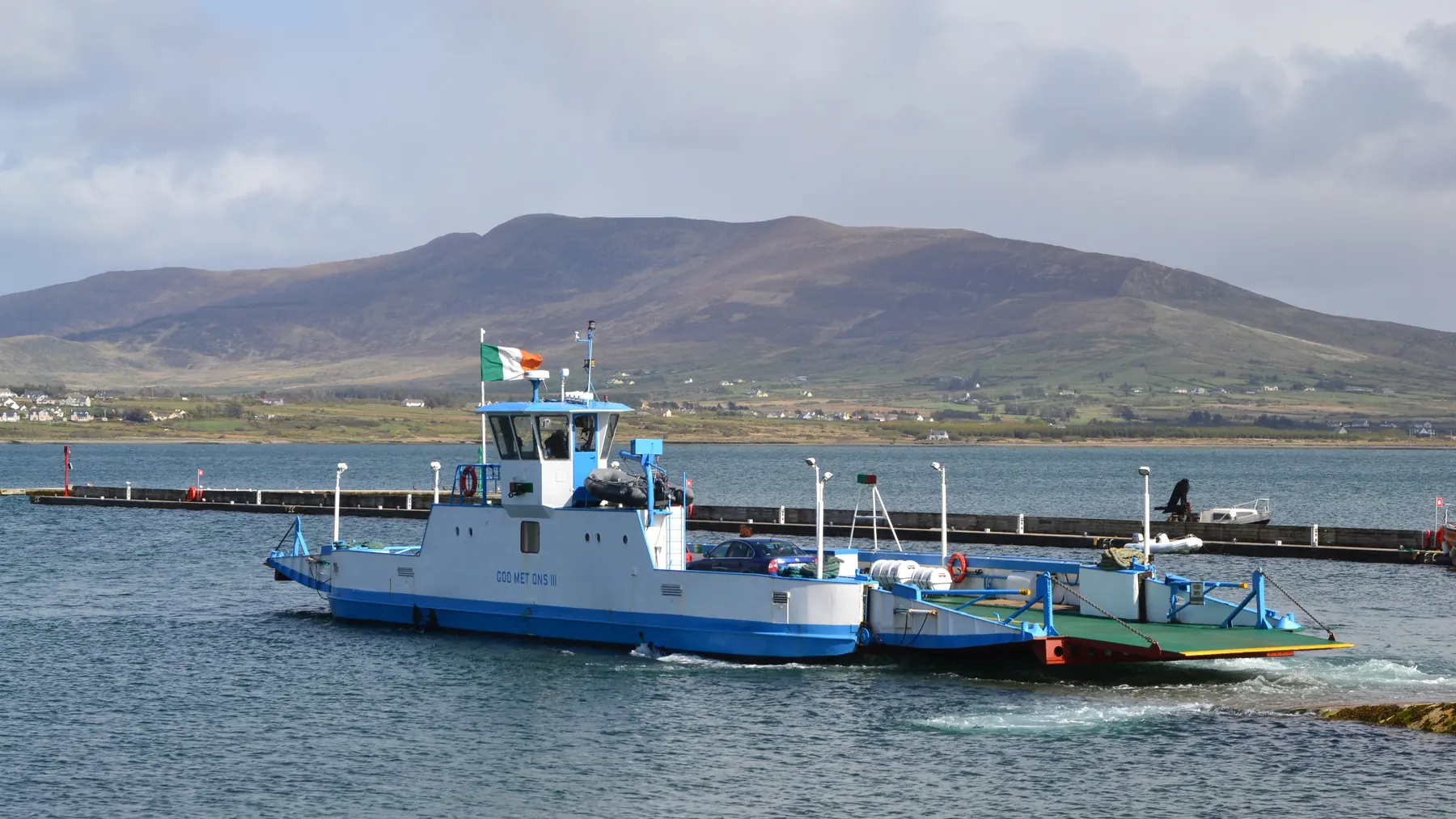 Voormalige Katwijkse pont God met ons III bij Valentia Island.