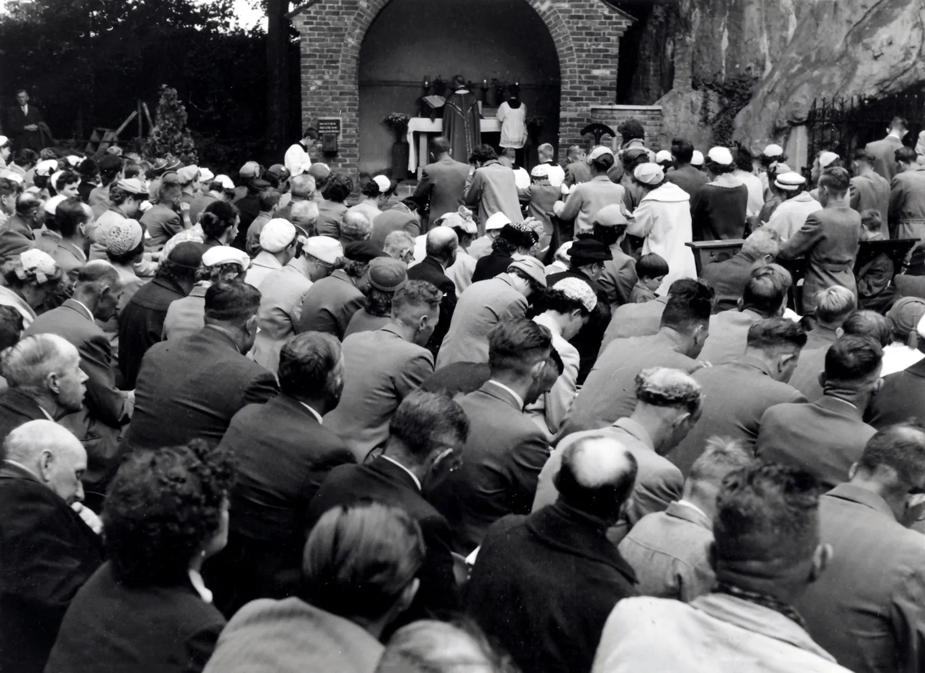 Openluchtmis voor boerengezinnen in Katwijk in 1956.