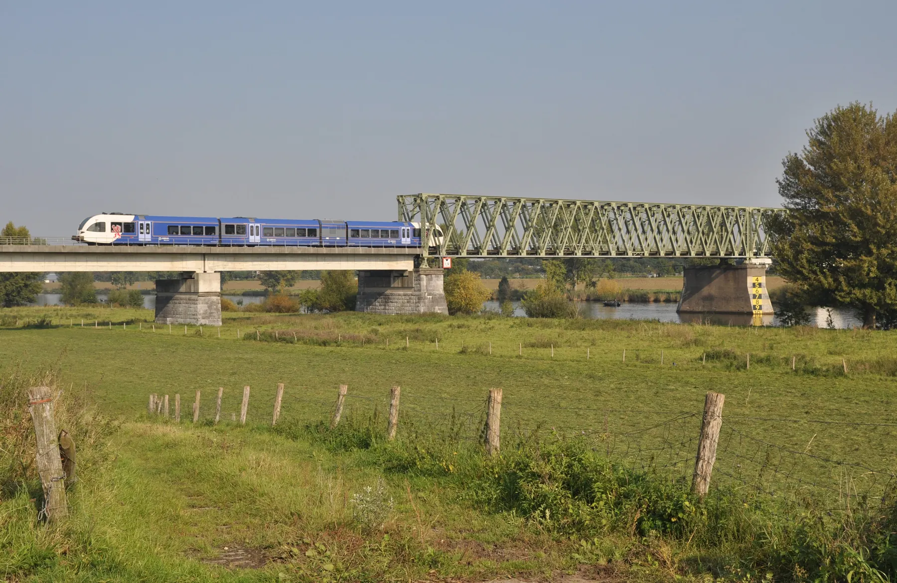 Arriva 10390 bij de spoorbrug over de Maas in Katwijk.