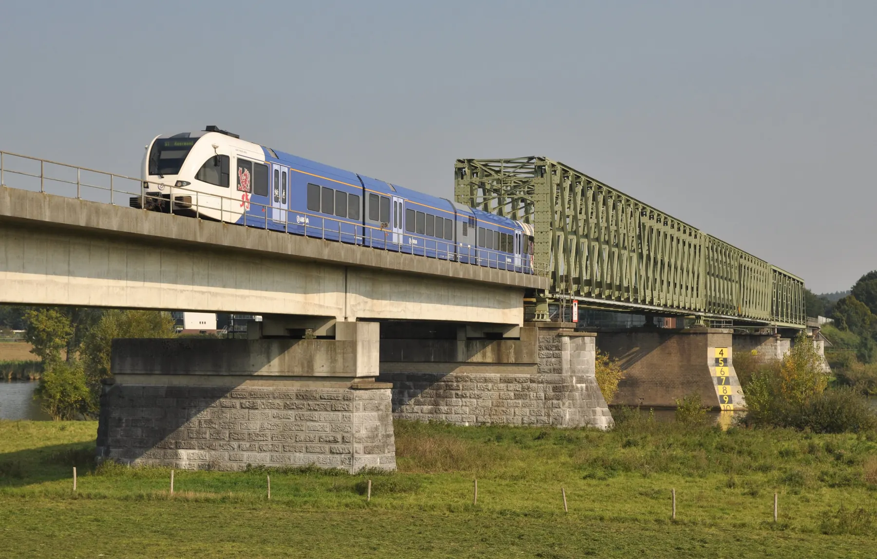 Arriva 10390 bij de spoorbrug over de Maas in Katwijk.