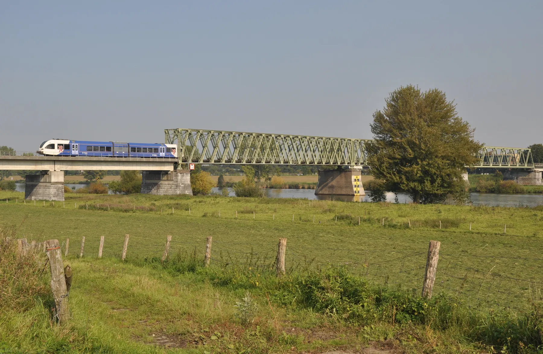 Arriva GTW 2/6 bij de spoorbrug over de Maas in Katwijk.