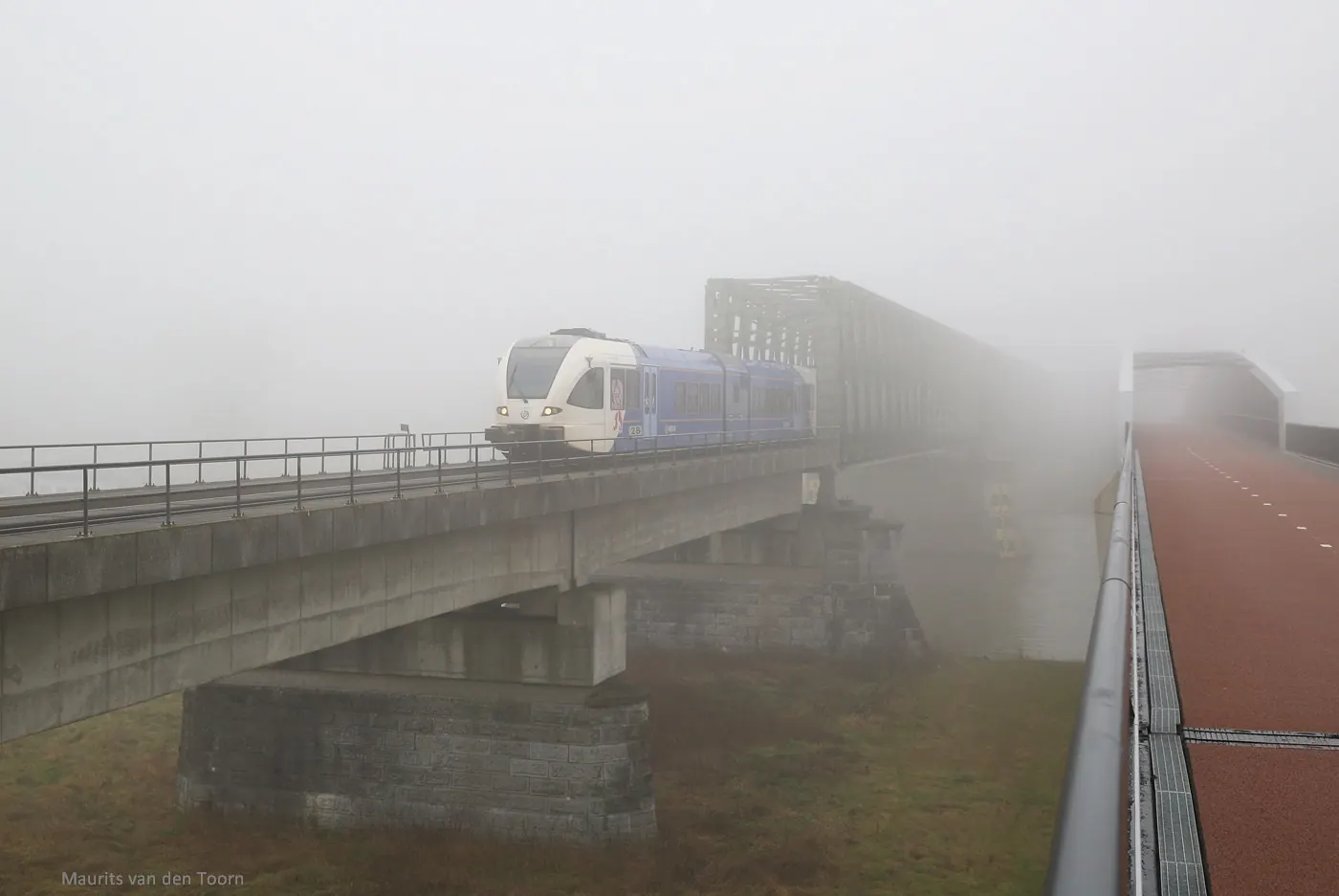 Maasbrug tussen Mook en Katwijk in de mist.