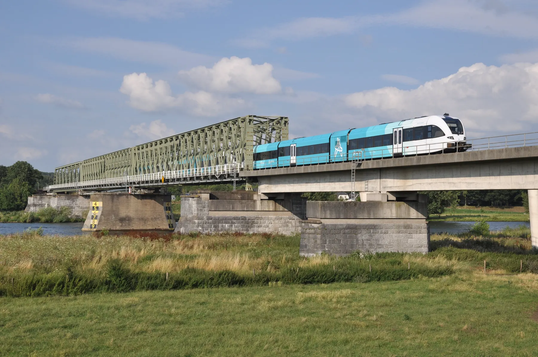 Arriva Vierdaagsependel op de Maasbrug bij Katwijk.