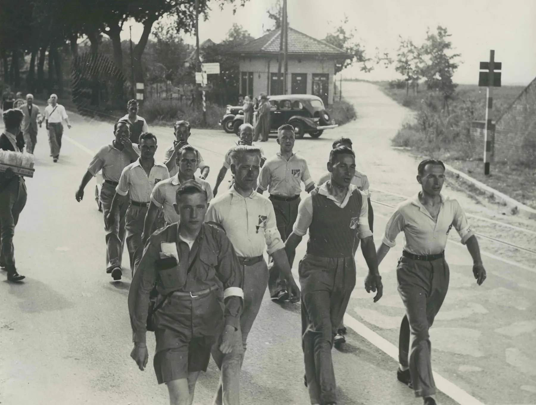 Vierdaagsedeelnemers bij spoorviaduct en pontoprit in Katwijk, 1936.