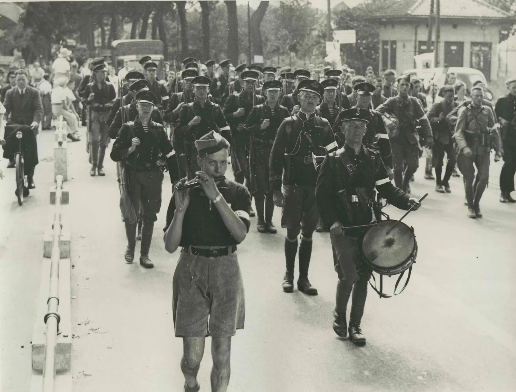 Koninklijke Marine en veldleger bij de Katwijkse pontoprit, 1936.
