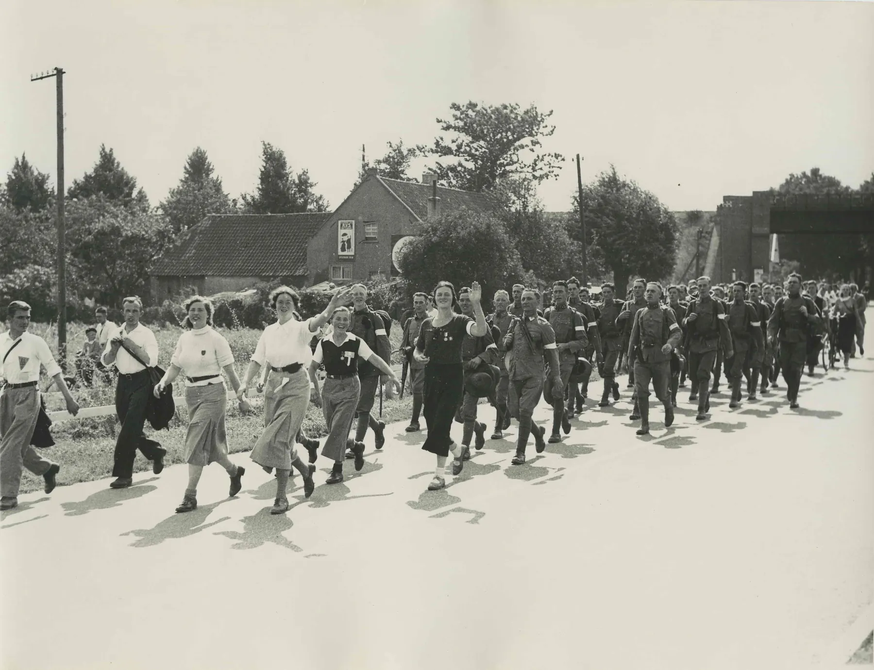 Nederlandse militairen en burgers bij de Katwijkse pontoprit, 1936.