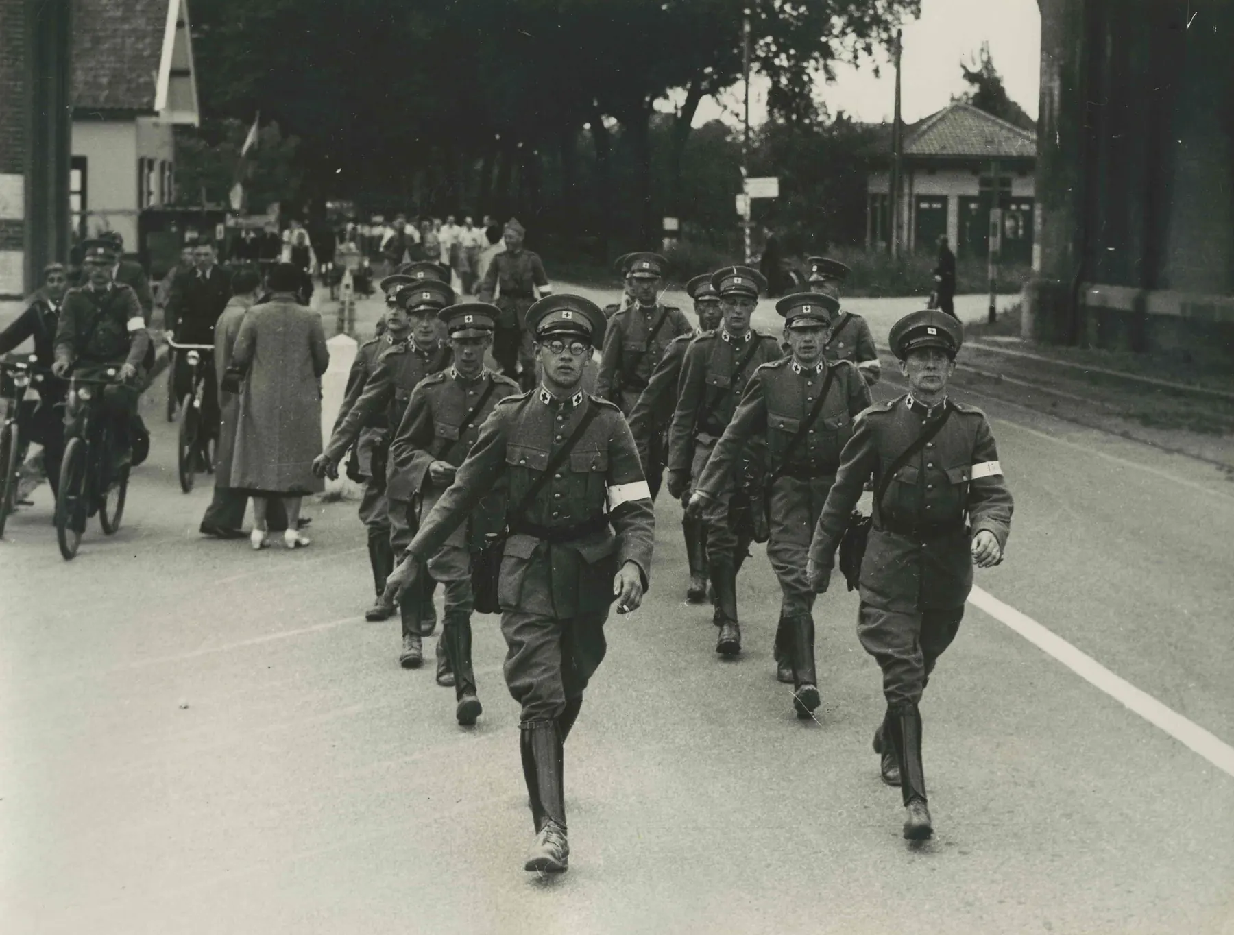 Rode Kruis-transportcolonne bij de Katwijkse pont, 1936.