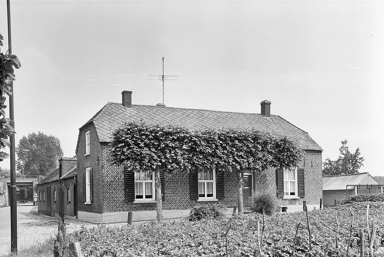 Historische zwart-witfoto van een bakstenen boerderij in Katwijk NB