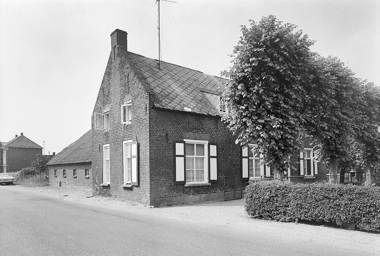 Historische zwart-witfoto van een boerenerf aan een weg in Katwijk NB